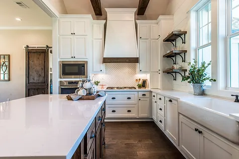 cocina americana encimera blanca