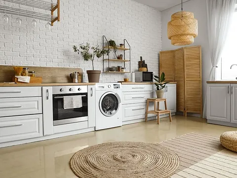 cocina con electrodomesticos y alfombra paja
